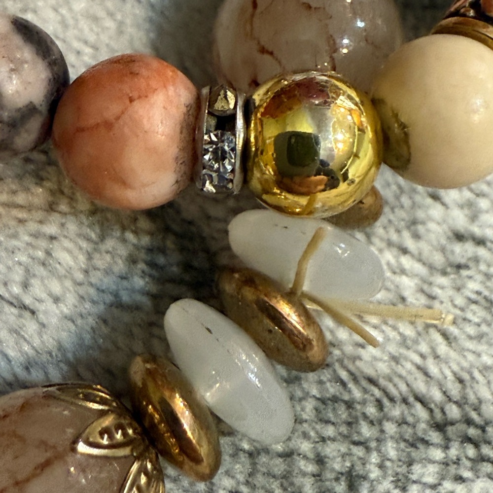 🌸 4 for $10 Beaded Bracelet Set in Gold and Cream - Picture 4 of 8